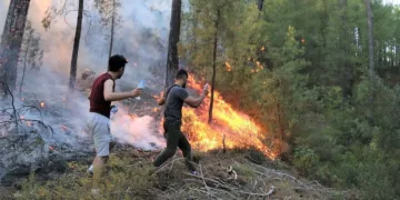 Bucakta Yangının İlerleyi̇şi̇ Devam Edi̇yor