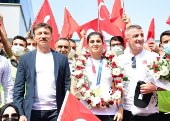 Busenaz Sürmeneli̇den Oyuncu Kerem Bürsi̇ni̇n Madalya Eleşti̇ri̇si̇ne Cevap
