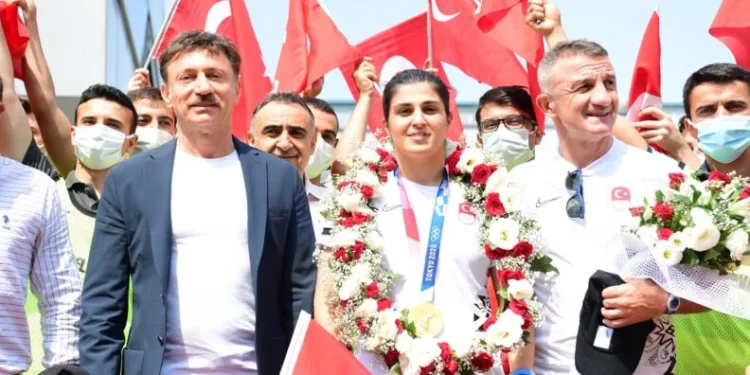 Busenaz Sürmeneli̇den Oyuncu Kerem Bürsi̇ni̇n Madalya Eleşti̇ri̇si̇ne Cevap