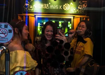 Çi̇nde Karaoke Barlarda “Yasa Dışı İçeri̇kli̇” Şarkılar Yasaklanıyor