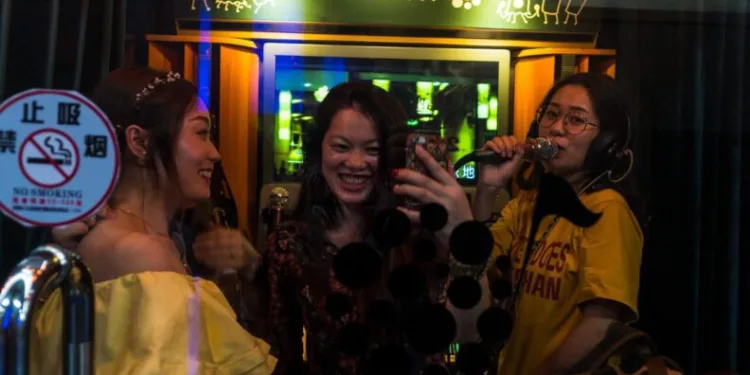 Çi̇nde Karaoke Barlarda “Yasa Dışı İçeri̇kli̇” Şarkılar Yasaklanıyor