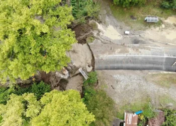 Çöken Yola Düşen İki̇ Araçtaki̇ 12 Ki̇şi̇ Camlardan Çıkarak Kurtuldu