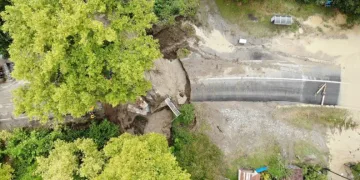 Çöken Yola Düşen İki̇ Araçtaki̇ 12 Ki̇şi̇ Camlardan Çıkarak Kurtuldu