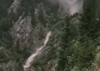 Derebaşi̇ Vi̇rajlarında Yamaçtan Sel Ve Heyelan Böyle Geldi̇
