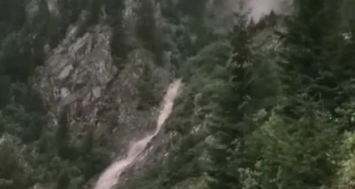 Derebaşi̇ Vi̇rajlarında Yamaçtan Sel Ve Heyelan Böyle Geldi̇