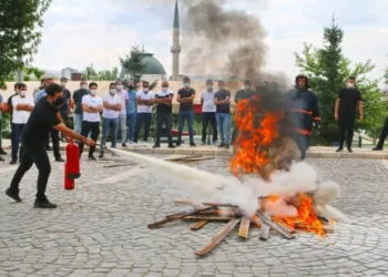 Elazığ Beledi̇yesi̇nden Güvenli̇k Personeli̇ne Yangın Eği̇ti̇mi̇