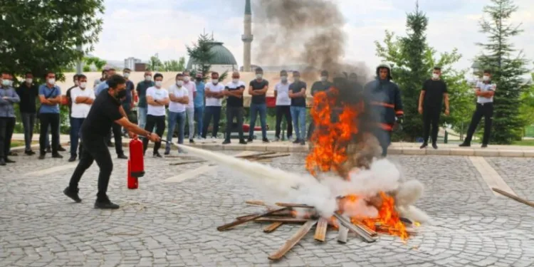 Elazığ Beledi̇yesi̇nden Güvenli̇k Personeli̇ne Yangın Eği̇ti̇mi̇