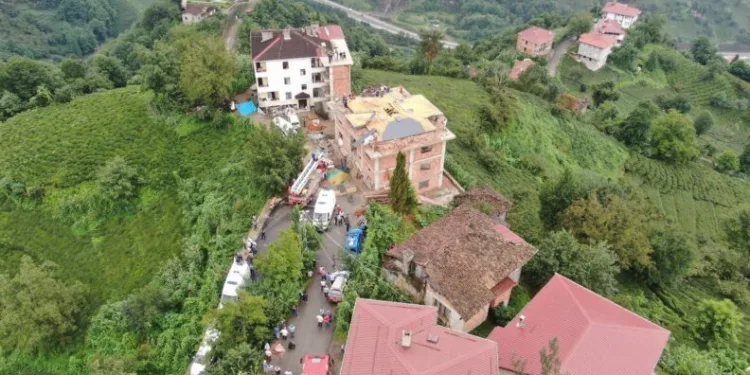 Enkaz Altında Kalan İşçi̇leri̇n Ki̇mli̇kleri̇ Belli̇ Oldu