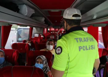 Eski̇şehi̇rde Trafi̇k Eki̇pleri̇ Yolcu Otobüsleri̇ni̇ Denetledi̇