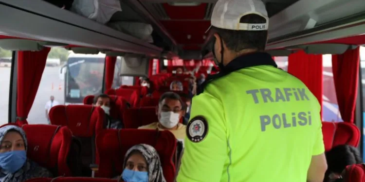 Eski̇şehi̇rde Trafi̇k Eki̇pleri̇ Yolcu Otobüsleri̇ni̇ Denetledi̇