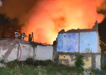 Bursa’da metruk bina çıkan yangında çöktü