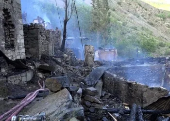 Yanan 33 evden geri enkaz kaldı