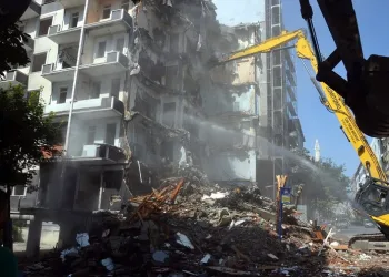 Depremde hasar gören 50 binanın sahipleri yıkım için ikna edilemedi