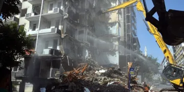 Depremde hasar gören 50 binanın sahipleri yıkım için ikna edilemedi