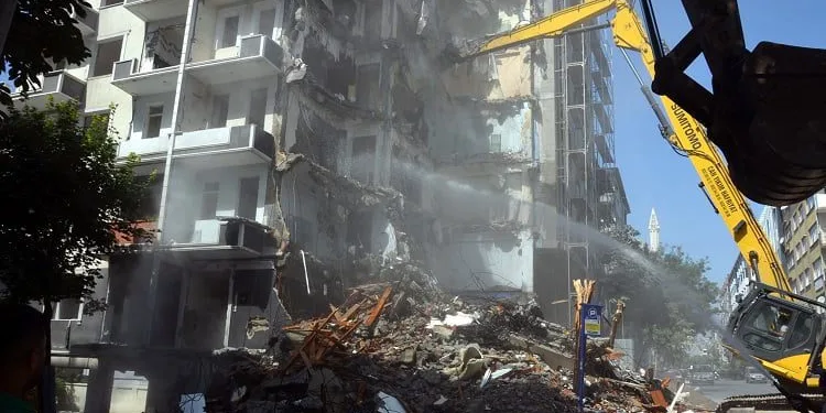 Depremde hasar gören 50 binanın sahipleri yıkım için ikna edilemedi