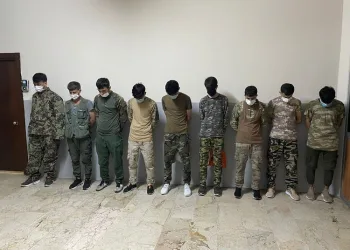 9 Afgan, askeri kamuflajla gezerken yakalandı