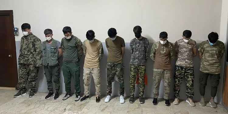 9 Afgan, askeri kamuflajla gezerken yakalandı
