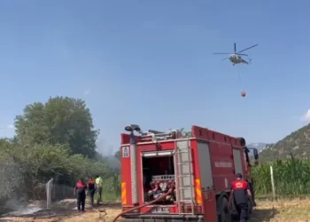 Hayvan Çi̇ftli̇ği̇ne Sıçrayan Yangın Söndürülmeye Çalışılıyor