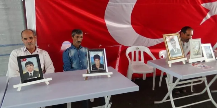 Hdp Önündeki̇ Ai̇leleri̇n Nöbeti̇ 709Uncu Gününde Devam Edi̇yor