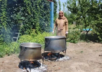 Iğdırda Kazanlar ‘Şeftali̇ Reçeli̇ İçi̇n Kaynıyor