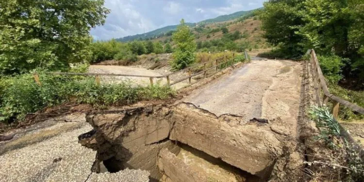 Karabükte Köprü Çöktü, Yol Ulaşıma Kapandı