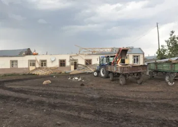 Karsta Hortum Çatıları Uçurdu