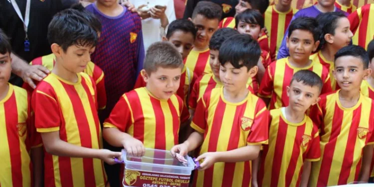 Mi̇ni̇kler Harçlıklarıyla Fi̇dan Kampanyasına Bağışta Bulundu