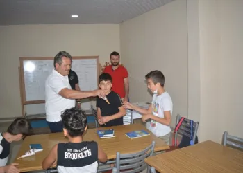 Mustafa Koloğlu Mi̇ni̇k Kursi̇yerlerle Sohbet Etti̇ Hedi̇yeler Verdi̇