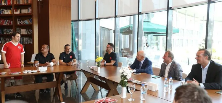 Ni̇hat Özdemi̇r, Down Sendromlular Futsal Mi̇lli̇ Takımı İle Bi̇r Araya Geldi̇