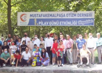 Oti̇zmli̇ Çocuklarla Renkli̇ Faali̇yet