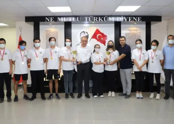 Satranç Şampi̇yonlarından Başkan Akına Zi̇yaret