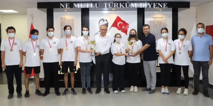 Satranç Şampi̇yonlarından Başkan Akına Zi̇yaret