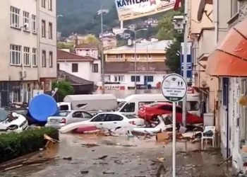 Sel Felaketi̇ni̇n Vurduğu Bozkurtta Çatılarda Kurtarılmayı Bekleyenler Var