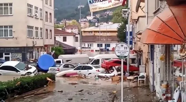 Sel Felaketi̇ni̇n Vurduğu Bozkurtta Çatılarda Kurtarılmayı Bekleyenler Var