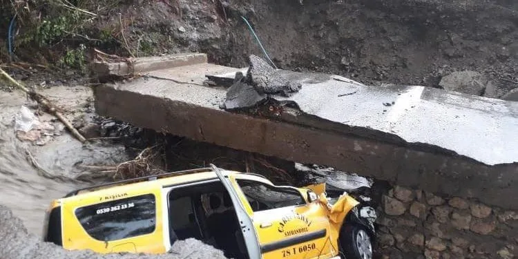 Sel Nedeni̇yle Heyelan Meydana Geldi̇, Araçlar Ağır Hasar Aldı