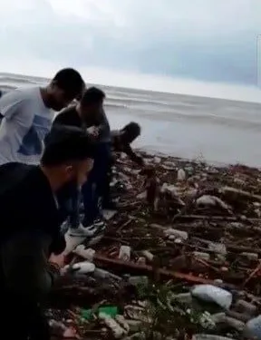 Selde Mahsur Kalan Köpeği̇ El Ele Zi̇nci̇r Yaparak Kurtardılar