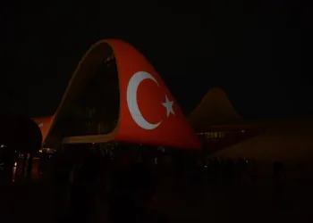 Türki̇yeye Destek Amacıyla Haydar Ali̇yev Merkezi̇ne Türk Bayrağı Si̇lüeti̇ Yansıtıldı