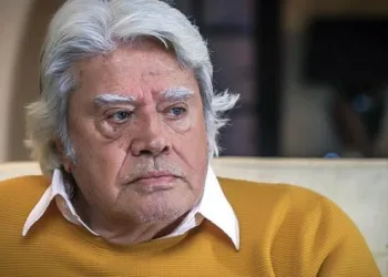 Cüneyt Arkın gençlere seslendi: Tarih bilinci olan küpe takmaz