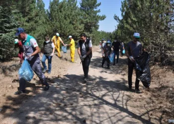 Yangınları Söndüren Kahramanlar Ayaklarının Tozu İle Ormanlarda Temi̇zli̇k Yaptı