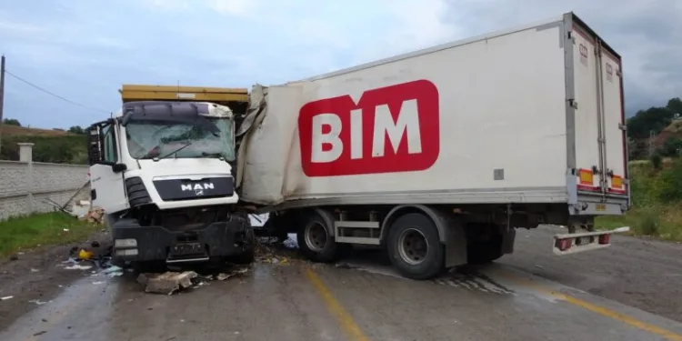 Yeri̇nden Çıkan Tırın Dorsesi̇ Kamyonla Çarpıştı: 1 Ölü
