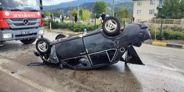 Kavşakta çarpıştıktan sonra otomobil ters döndü, cip refüje çıktı: 4 yaralı
