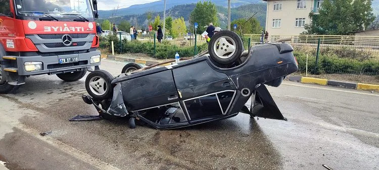 Kavşakta çarpıştıktan sonra otomobil ters döndü, cip refüje çıktı: 4 yaralı