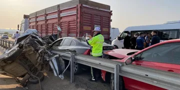 Sürücüsünün ters yöne girdiği çalıntı otomobil kamyonla çarpıştı: 1 ölü, 2 yaralı