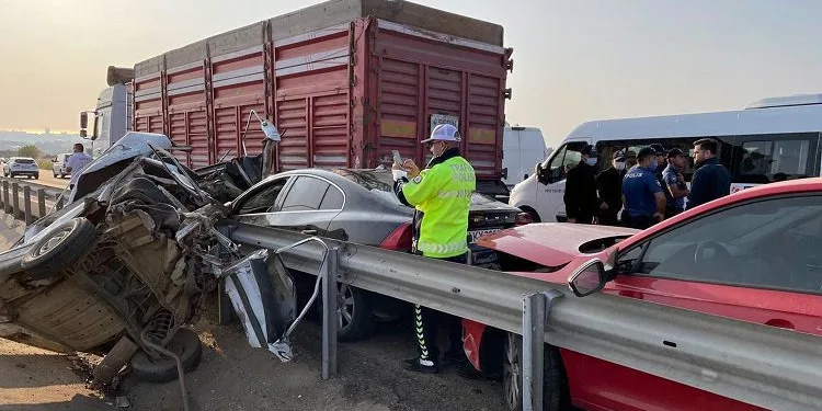 Sürücüsünün ters yöne girdiği çalıntı otomobil kamyonla çarpıştı: 1 ölü, 2 yaralı