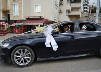 Bursa’da belediye başkanı sünnet çocuklarını gezdirdi
