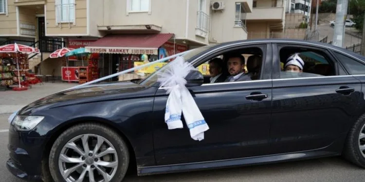 Bursa’da belediye başkanı sünnet çocuklarını gezdirdi