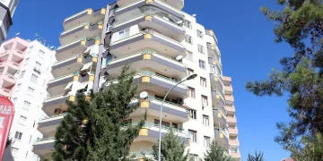 Feci ölüm! Ayağı kayınca boğazına camlar saplandı