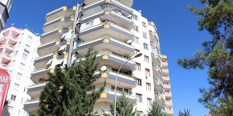 Feci ölüm! Ayağı kayınca boğazına camlar saplandı