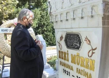 Zeki Müren Bursa’da kabri başında anıldı