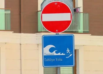 İstanbul’da ‘tsunamiden kaçış’ tabelaları